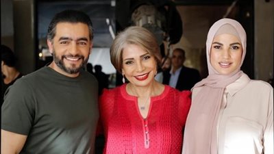 درة تظهر بالحجاب برفقة هاني سلامة وسوسن بدر في كواليس ”بين السما والأرض”