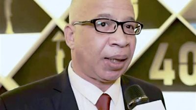 عمل زبال وقهوجى وسباك .. علاقته بإسماعيل ياسين وزنات صدقى .. حقيقة دخوله مصحة نفسية.. حكايات نجم الترند شريف دسوقى