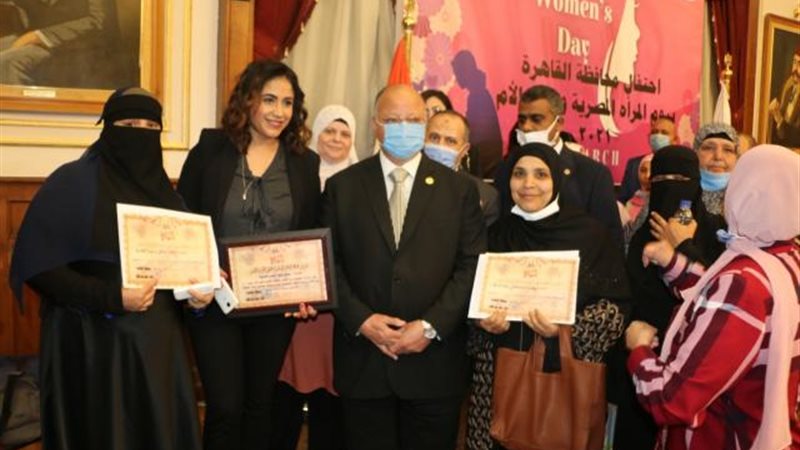 محافظ القاهرة والأمهات