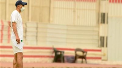 كارتيرون يتلقى تقريراً من أسامة نبيه عن حالة لاعبي الزمالك