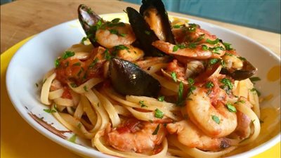 «زي المطاعم».. تعرفي على كيفية إعداد مكرونة بفواكه البحر