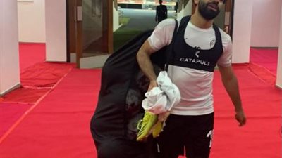 صلاح يحمل الكرات فى مران المنتخب استعدادا لمواجهة كينيا