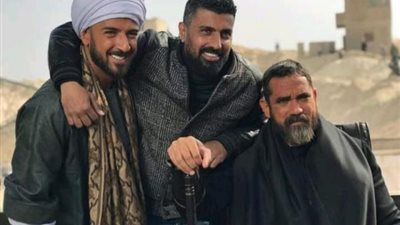 محمد مهران برفقة أمير كرارة ومحمد سامي في كواليس مسلسل ”نسل الأغراب”