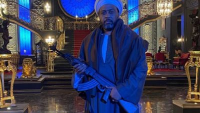 محمد جمعة يثير جدل على السوشيال ميديا بعد ظهوره بالسلاح الآلي