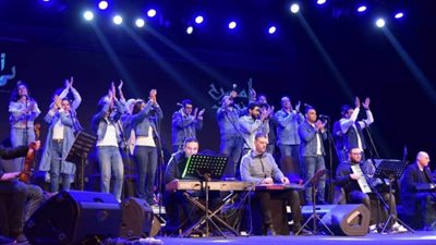 بالصور.. ”أيامنا الحلوة” تعيد إحياء نوستالجيا الزمن الجميل وجيل التسعينات على مسرح الزمالك