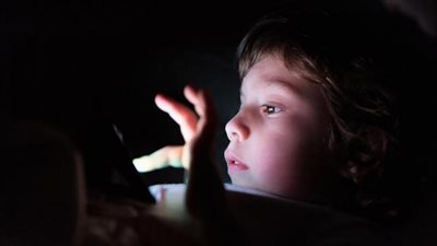 انتبه...هذه الكارثة يتسبب فيها تعرض الأطفال للهواتف الذكية