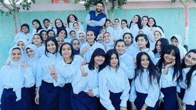 حمادة هلال بصحبة طلبة ثانوية في أحدث ظهور: المدرس الفرفوش رزق