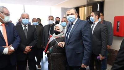 صور.. وزير القوى العاملة ومحافظ السويس يسلمان عقود عمل لذوي الهمم