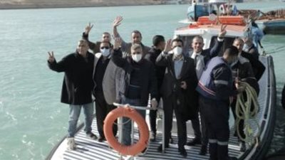 رئيس هيئة قناة السويس يحتفل بوصول السفينة البنمية لبحيرات الإسماعيلية