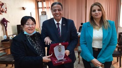 تكريم أمهات الطلاب من ذوى الاحتياجات الخاصة والعاملات بآداب عين شمس