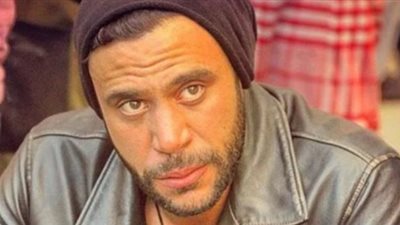 محمد إمام ينشر صورة من كواليس النمر ويعلق : ” باتمان الغلابة”