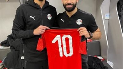 صلاح يهدى قميصه لعمرو السولية بعد لقاء مصر وجزر القمر