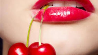 تعرفي على أسهل طريقة سحرية لعمل روج بالكركديه والفازلين