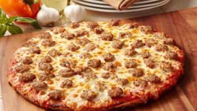 «زي المحلات».. كيفية تحضيربيتزا بالسجق في المنزل