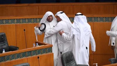 بالصور..اشتباك بالأيدي داخل مجلس الأمة الكويتي