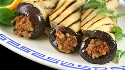 «زي المطاعم».. أسهل وصفة لتحضير رول الباذنجان بالدجاج