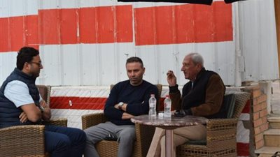 حازم إمام وميدو يؤازران لاعبي الزمالك.. ويجتمعان برئيس النادي