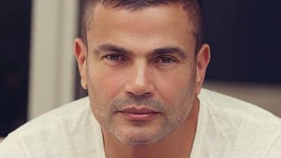 عمرو دياب يشعل مواقع التواصل الاجتماعي بـ«فانلة حملات» علي المسرح
