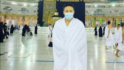 بالصورة.. حماده هلال يؤدي مناسك العمرة وسط إجراءات احترازية