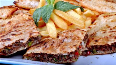 «زي المحلات».. كيفية تحضير حواوشي في المنزل