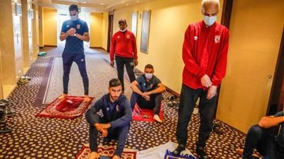 بعثة الأهلي تؤدي صلاة الجمعة في فندق الإقامة بالخرطوم