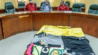 الأهلي يواجه المريخ السوداني بالقميص الرمادي والشورت الأسود