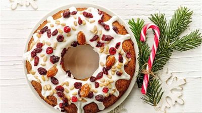 «زي المحلات».. كيفية تحضير كيكة الفواكه المجففة