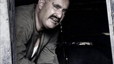 أحمد السقا يشعل مواقع التواصل الاجتماعي بعد ظهوره مقيد بالكلابشات في سيارة الشرطة