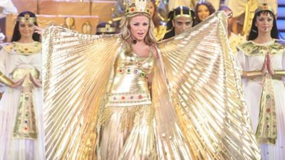 بالزي الملكي.. رزان مغربي تحتفل بنقل المومياوات الملكية