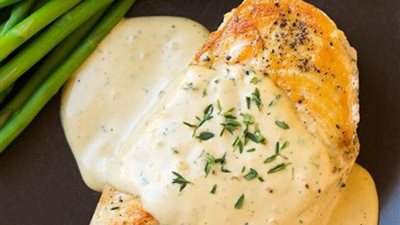 «زي المطاعم»..طريقة سحرية لتحضير الدجاج بالزعتر والكريمة