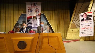 صور.. تسليم عقود عمل لذوي القدرات الخاصة بالأقصر