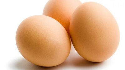 خبير تغذية يحذر من تناول البيض بهذه الطريقة