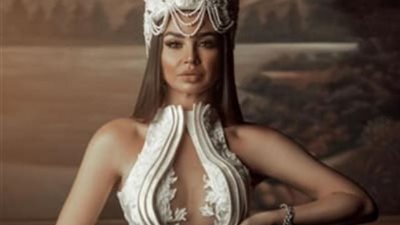 جوهرة تحتفل بنقل المومياوات الملكية بفستان مكشوف جريء (صور)