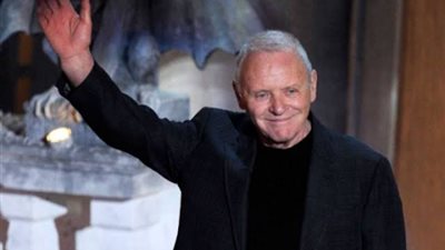 شاهد.. أنتوني هوبكنز وهو يعزف على البيانو