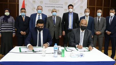 باستثمارات 38 مليون يورو.. «وزير الكهرباء» يشهد توقيع عقد إنشاء محطة شمسية بالزعفرانة