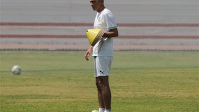 أسامة نبيه يشرف على التدريبات الفنية للزمالك