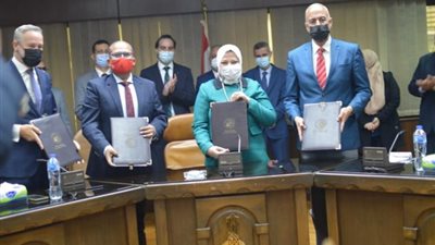كواليس التوقيع النهائي لإتفاقيات مشروع إنشاء محطة كوم امبو الشمسية