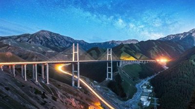 يمزج بين عظمة البناء وسحر الطبيعة.. كل ما تريد معرفته الجسر المعلق فى الصين «شينجيانج»