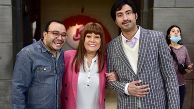حسام داغر وعلي ربيع وهالة فاخر في كواليس تصوير مسلسل ”أحسن أب”