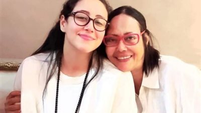 نهى العمروسي تتهم مسلسل ”الطاووس” بالمتاجرة بابنتها: بنتي مش فتاة الفيرمونت