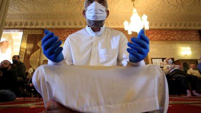 هل يجوز قراءة الأذكار بعد الصلاة بالسر وفي الجهر؟.. الإفتاء تجيب