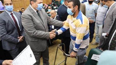 شاهد.. وزير القوى العاملة ومحافظ قنا يسلمان عقود عمل لذوي الهمم