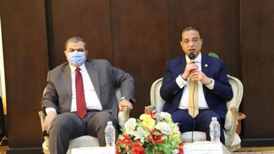 صور.. تسليم 4619 بوليصة تأمين تكافلي ضد الحوادث للعمالة غير المنتظمة