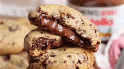 «زي المحلات».. أسهل طريقة لتحضير أكواب الكوكيز المحشي