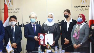 القباج والسفير اليابانى بالقاهرة يشهدان تسليم أدوات الوقاية من كورونا للحضانات