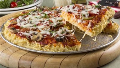 على طريقة الشيف نجلاء الشرشابي.. كيف تحضرين بيتزا المكرونة؟