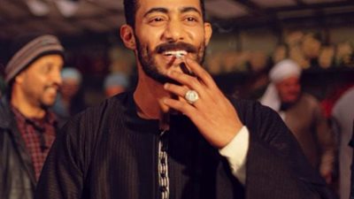 محمد رمضان يستفز جمهوره بإلقاء الدولارات لنمر صغير