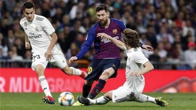 الليلة.. ريال مدريد يستضيف برشلونة في ”كلاسيكو” الأرض