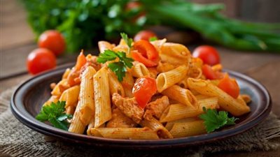 بأسهل الخطوات.. كيف تحضرين مكرونة بالدجاج ؟