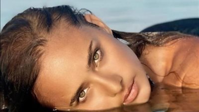 نيللي كريم تخطف أنظار جمهورها بإطلالة جريئة من المسبح